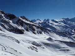 Wunderschöner Ausblick von Hohsaas auf die umliegende Bergwelt. (Bild: Bruno Ringgenberg, Hohsaas, 29. März 2019)
