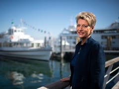 Bundesrätin Karin Keller-Sutter (FDP) informierte am Freitag auf dem Motorschiff «Säntis» in Romanshorn über ihre Prioritäten als Justizministerin. (Bild: Keystone/Gian Ehrenzeller)