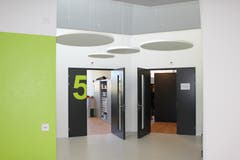 Die grossen Zahlen an den Türen helfen den Mitarbeitern sich im Gebäude zurechtzufinden. Die Wandfarbe Grün wirkt zudem beruhigend und macht glücklich.