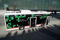 Die Batterien des Busses befinden sich im Heck und auf dem Dach und leisten zusammen 160 Kilowatt.