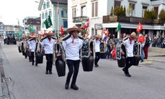 Die «Trychler Fründä Moslig» führten den kleinen aber feinen Kinderumzug in Ebnat-Kappel an. (Bild: Peter Jenni, 2. März 2019)