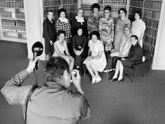 Fotoaufnahme vom Juli 1972 der zwölf ersten Frauen im Parlament im Jahr 1971. Stehend v.l. Elisabeth Blunschy, Hedi Lang, Hanny Thalmann, Helen Meyer, Lilian Uchtenhagen, Josi Meyer und Hanna Sahlfeld. Sitzend v.l. Tilo Frey, Gabrielle Nanchen, Liselotte Spreng, Martha Ribi und Nelly Wicky. (Bild: Keystone/STR)