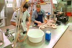 ...Därme gestossen, dabei muss das Gewicht jeder Wurst... (Bilder: Raphael Rohner)