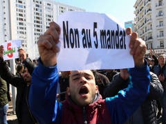Trotz massiver Proteste will sich der algerische Präsident Bouteflika für eine fünfte Amtszeit bewerben. Seit eineinhalb Wochen protestieren immer wieder Tausende Menschen gegen seine erneute Kandidatur. (Bild vom 23. Februar) (Bild: KEYSTONE/AP/ANIS BELGHOUL)