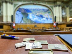 Die Gedenktafeln zu Ehren der zwölf Pionierinnen im Bundeshaus werden am 7. März enthüllt werden. (Bild: Keystone/BD/© 2013 Béatrice Devènes)