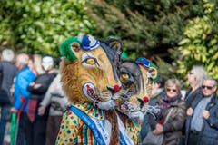 Mit dabei beim Fasnachts-Umzug durch Horw sind auch zwei Exemplare des «Lozärner Leu» (Einzelmaske). (Bild: Pius Amrein, Horw, 3. März 2019)