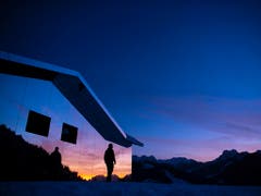 Abendstimmung beim Spiegelchalet. (Bild: KEYSTONE/ANTHONY ANEX)