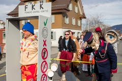 Ein wildes Sujet mit dem Motto «Personenkontrolle» am Umzug in Meggen. (Bild: Philipp Schmidli, Meggen, 3. März 2019)