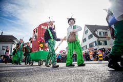 Der Kindergarten Ettiswil zieht mit dem Motto «Katze Findus» durch das Dorf. (Bild: Roger Grütter, Ettiswil, 3. März 2019)
