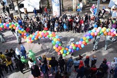 Unendlich lang wirkte nicht nur der Umzug, sondern auch ein Tatzelwurm aus Ballons.