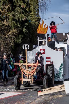 Die Bannerzunft Hämikon Müswangen 1 präsentiert ihren Wagen am Umzug durch Neudorf. (Bild: Nadia Schärli, Neudorf, 3. März 2019)