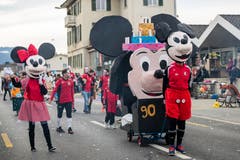 Die Maskengruppe RÜBAPLÜ mit dem Motto «Micky feiert mit dem FC Geburtstag». (Bild: Philipp Schmidli, Meggen, 3. März 2019)