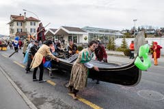 Die Guuggenmusig Flögglifrösch mit dem Motto «Carnevale di Glögglifrösch 50 Jahre». Hier bei «acqua bassa» in Meggen. (Bild: Philipp Schmidli, Meggen, 3. März 2019)