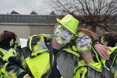 Disi und Tamara von den «Gräppälä-Schränzer» sind in Lütisburg in Fasnachtsfieber. (Bild: Beat Lanzendorfer, 2. März 2019)
