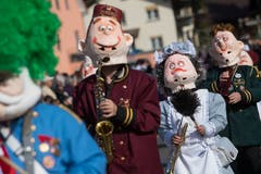 Die Nölli Grötze Lozärn ziehen mit dem Motto «Im weissen Rössel» durch Littau.(Bild: Boris Bürgisser, Littau, 3. März 2019)