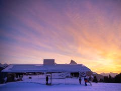 Die Installation «Mirage Gstaad» zieht Spaziergänger in ihren Bann. (Bild: KEYSTONE/ANTHONY ANEX)