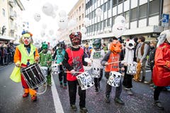 Der Tambourenverein Gerliswil-Emmen trommelt fleissig mit am Umzug. (Bild: Manuela Jans-Koch, Emmen, 3. März 2019)