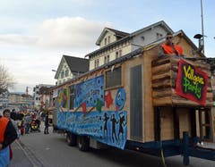 «S’ Waldhötte Team» mit Vollgas Party und Konfettikanone, die aus dem Hinterhalt abgefeuert wurde, am Ebnat-Kappler Umzug. (Bild: Peter Jenni, 2. März 2019)