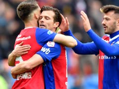 1:0-Torschütze Ricky van Wolfswinkel (links) herzt Passgeber Valentin Stocker (Bild: KEYSTONE/WALTER BIERI)