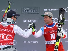 Handschlag zwischen Dominik Paris (links) und Beat Feuz - das Duo war schon tags zuvor in der Abfahrt zusammen auf dem Podest (Bild: KEYSTONE/AP/ALESSANDRO TROVATI)