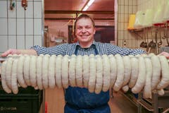 ...stolz auf seine Wurst. Neuerdings reisen seine Würste... (Bilder: Raphael Rohner)