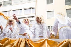 Der Quartierverein Erlen-Neuhof präsentiert sich am Umzug in Emmen himmlisch. (Bild: Manuela Jans-Koch, Emmen, 3. März 2019)