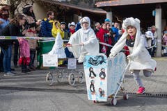 Die Eisbären zeigen beim Scheesen- und Garettenrennen in Udligenswil die Spitze des Eisbergs. (Bild: Philipp Schmidli, 3. März 2019)