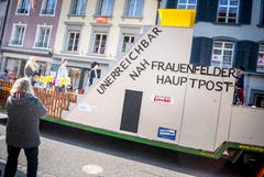 Fasnachtsumzug Frauenfeld. Kritik an der neuen Hauptpost Frauenfeld. (Bild: Andrea Stalder)