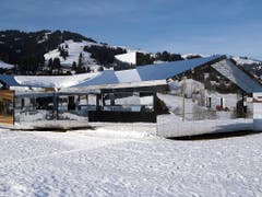 Das Spiegelchalet reflektiert die Gebirgslandschaft des Saanenlandes. (Bild: KEYSTONE/ANTHONY ANEX)
