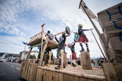 Die Fasnachtsfründe Bochs demonstrieren beim Umzug in Ettiswil ihre Muskelkraft. (Bild: Roger Grütter, Ettiswil, 3. März 2019)