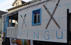 Ob Pingu zum Skifahren wohl Richtung Tanzboden unterwegs ist? (Bild: Peter Jenni, 2. März 2019)