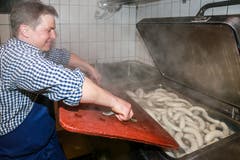 ...werden die Olma-Bratwürste gebrüht. Bechinger ist... (Bilder: Raphael Rohner)