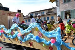 Der Kreis Junger Eltern präsentiert am Umzug in Schüpfheim das Motto «Die perfekte Welle». (Bild: Stephan Santschi, Schüpfheim, 3. März 2019)