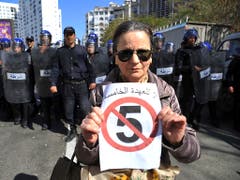 «Kein 5. Mandat» fordert diese Frau. (Bild vom 1. März) (Bild: KEYSTONE/AP/FATEH GUDOUM)