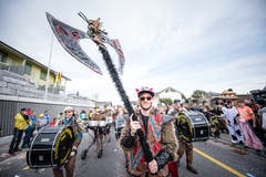 Die Rosswöschwyber Ruswil geben beim Umzug durch Ettiswil den Takt an. (Bild: Roger Grütter, Ettiswil, 3. März 2019)