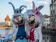 Bunte Osterhasen an der Luzerner Fasnacht. (Bild: Theres Nussbaumer, Luzern, 2. März 2019)