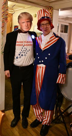 Da haben sich zwei gefunden: US-Präsident Donald Trump (Michael Götte) posiert mit Uncle Sam. (Bild: Ramona Riedener)