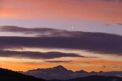 Morgenrot mit abnehmendem Mond bei Bazenheid. (Bild: Andreas Ricklin))