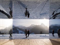 Oben, unten, innen, aussen? Das Spiegelchalet von US-Künstler Doug Aitken spielt mit der Wahrnehmung des Betrachters. (Bild: KEYSTONE/ANTHONY ANEX)
