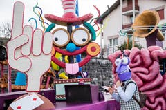 Die Wagenbaugruppe DOOQ mit dem Motto «Alles steht Kopf». Die Gruppe zeigt Emotionen am Umzug in Meggen. (Bild: Philipp Schmidli, Meggen, 3. März 2019)