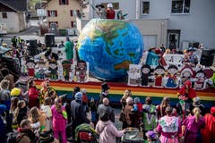 Die Bannerzunft Hämikon Müswangen 2 mit ihrem Wagen und Vertretern aus der ganzen Welt. (Bild: Nadia Schärli, Neudorf, 3. März 2019)