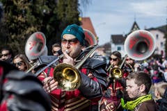 Die Näburuuger Mosen guuggen am Umzug durch Neudorf. (Bild: Nadia Schärli, Neudorf, 3. März 2019)