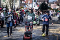 Der STV Neudorf zieht als Fussballclub mit Platzwart mit Rasenmäher, Fussballer und Fussballfans durchs Dorf. (Bild: Nadia Schärli, Neudorf, 3. März 2019)