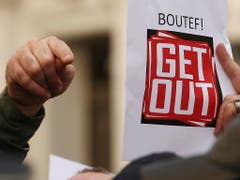 Ein Demonstrant fordert Bouteflikas Rückzug aus der Politik. (Bild vom 24. Februar) (Bild: KEYSTONE/AP/GUIDOUM FATEH)