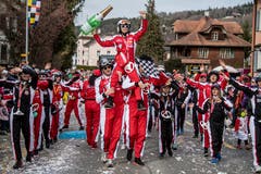 Das «Fasnatico Racing Team» trägt den Sieger auf Händen.(Bild: Nadia Schärli, Neudorf, 3. März 2019)