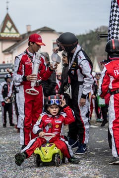 Das «Fasnatico Racing Team» mit «Catering» für die Grossen und «Ferraris» für die kleinen Piloten am Umzug in Neudorf. (Bild: Nadia Schärli, Neudorf, 3. März 2019)