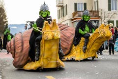 Die Wagenbaugruppe Schnipp Schnaps mit dem Motto «Schnägge» am Fasnachtsumzug in Meggen. (Bild: Philipp Schmidli, Meggen, 3. März 2019)