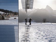 Spieglein, Spieglein an der Wand... Eine Spaziergängerin betrachtet sich und die Berglandschaft in der verspiegelten Fassade. (Bild: KEYSTONE/ANTHONY ANEX)