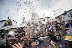 Die Güüsser Häxe Willisau ziehen mit durch Ettiswil. (Bild: Roger Grütter, Ettiswil, 3. März 2019)