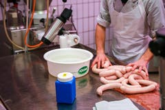 ...geht es jeden Morgen erst einmal um die Wurst. Das Brät wird durch die... (Bilder: Raphael Rohner)